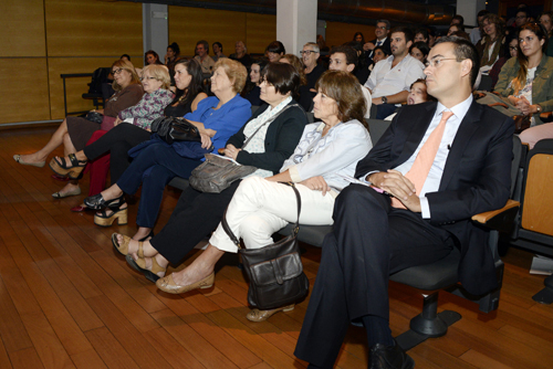 Público sentado durante exposición.