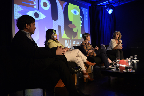 Liber, María Inés, Alicia y Graciela sentados durante presentación del libro