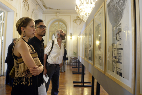 Presentes observando las obras