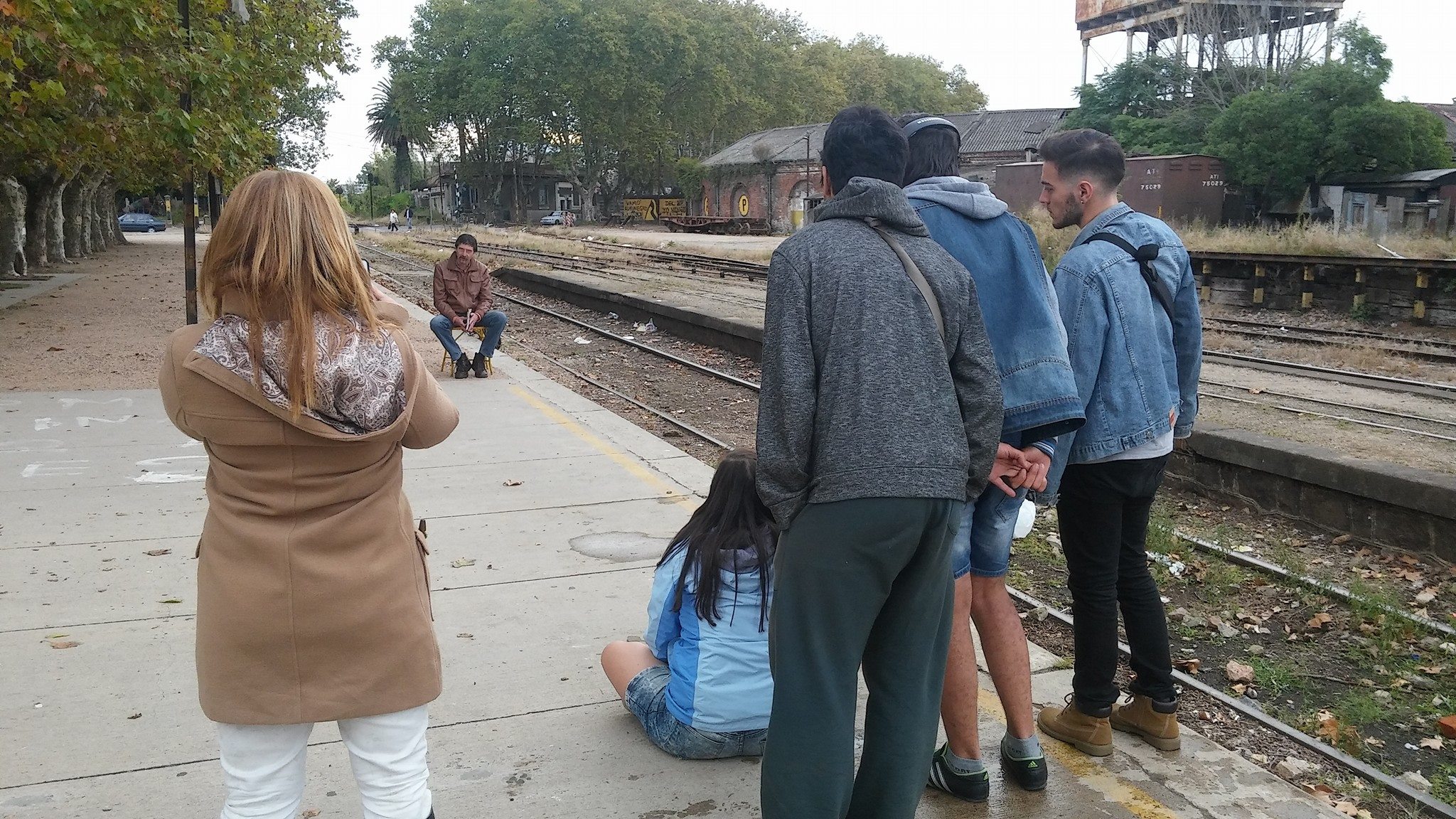 El equipo filmando en la estación visto de espaldas