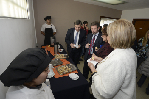 Autoridades degustando las creaciones de los alumnos de gastronomía de CECAP