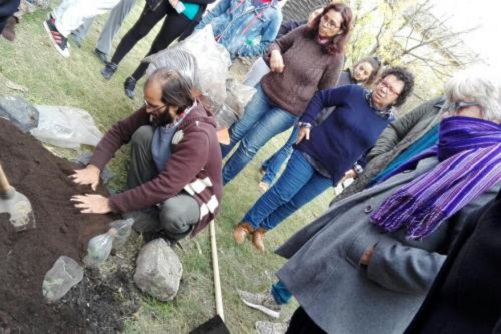 Vecinos y vecinas trabajando en la tierra