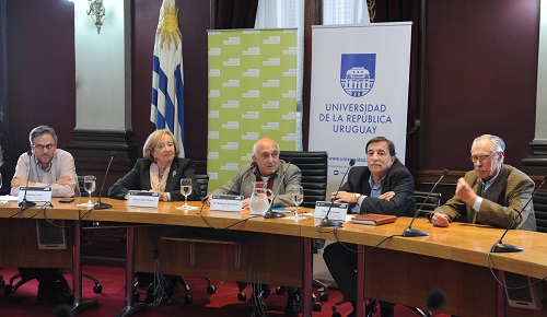 Autoridades sentadas en la mesa frente a los micrófonos