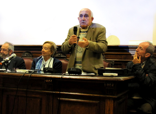 Markarian hablando en la conferencia