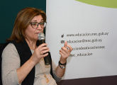 Directora de educación hablando