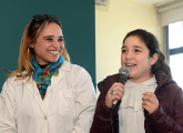 Maestra y niña presentando proyecto