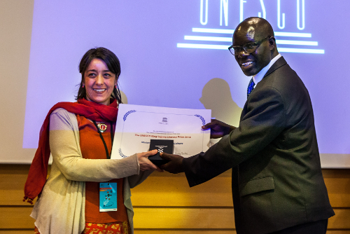 Coordinadora del programa recibiendo el premio