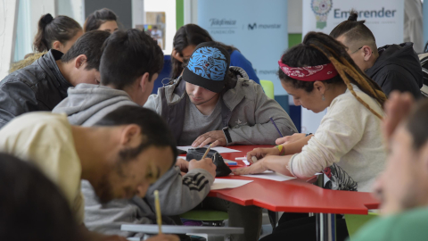 jóvenes escribiendo