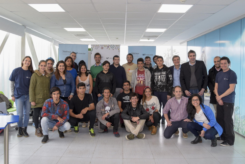 jóvenes y docentes todos juntos, foto de grupo