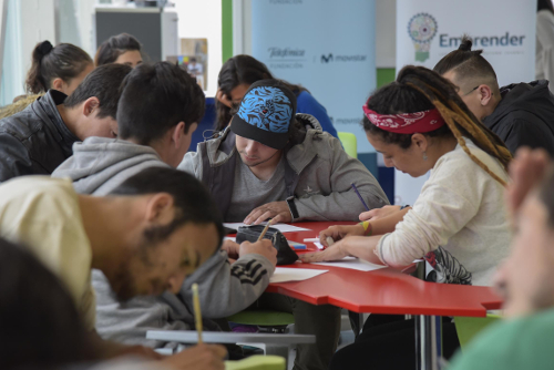 Jóvenes escribiendo