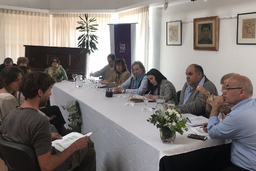 Mesa de autoridades escuchando propuestas de los locatarios