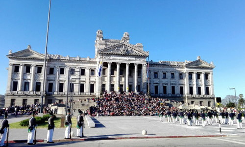 Fachada del Palacio Legislativo con gente en la escalinata.