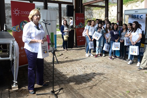 ministra y estudiantes