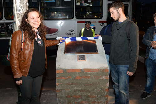 Descubrimiento de la placa por parte de la hija y el nieto