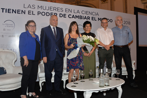 autoridades presentes y premiada