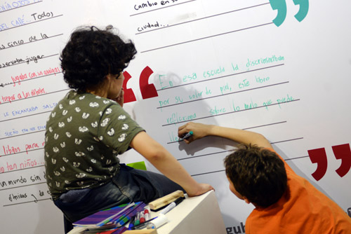 niños escribiendo