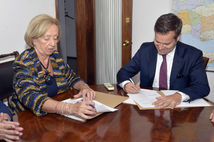 Ministra y embajador durante la firma del memorándum