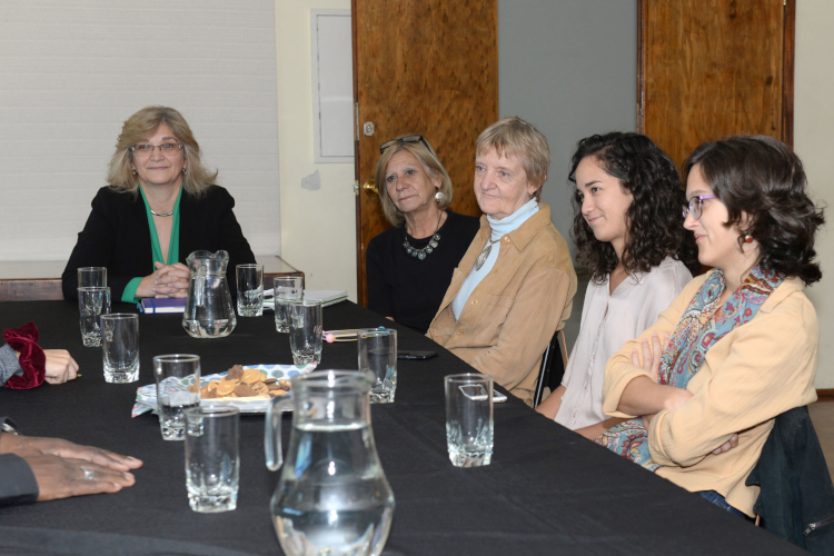 Personas sentadas antentas a la reunión