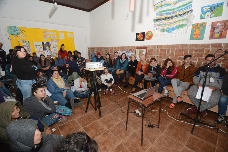 Jóvenes en ronda durante la exhibición del video.