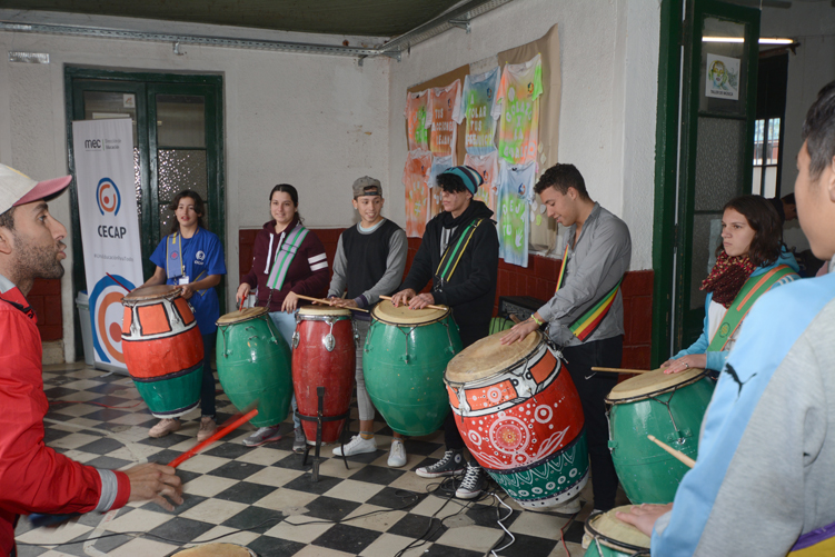 Estudiantes tocando tambores