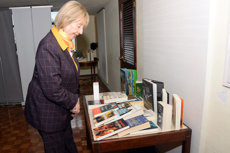 ministra junto a muestra de libros donados