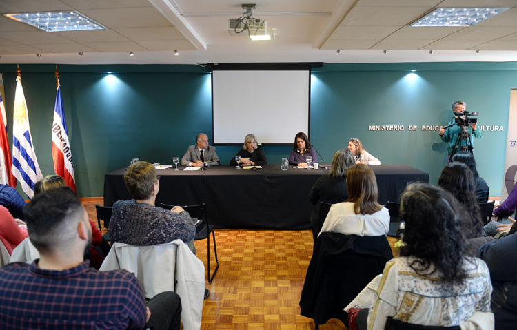 audiencia, mesa de autoridades exponiendo