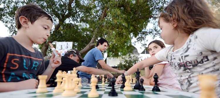 niño y niña jugando ajedrez