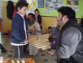 Niños de la escuela participando de taller de música