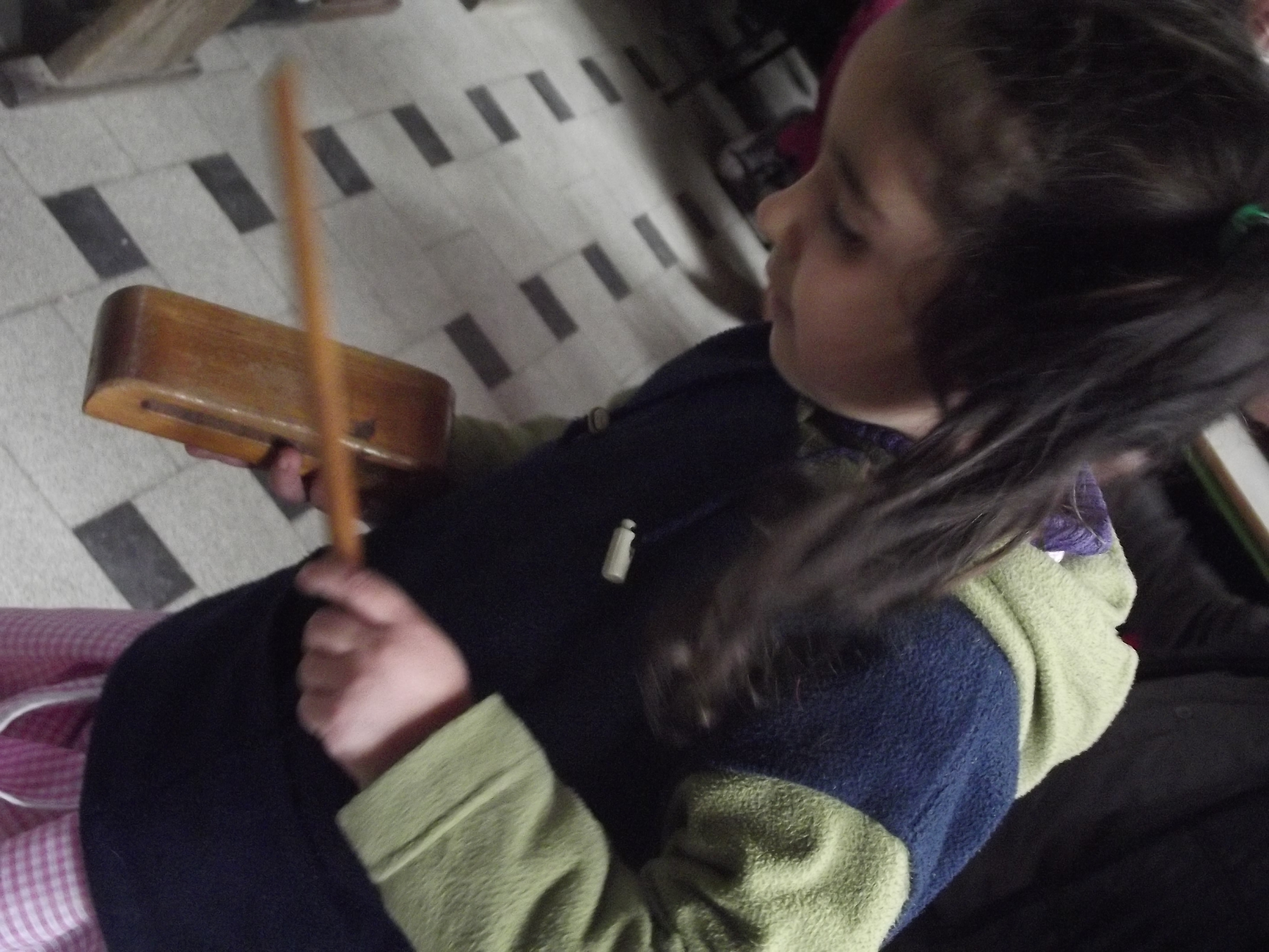 Niña tocando instrumento musical