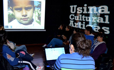 Gente frente a pantalla viendo fotos