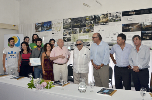 Ganadores y autoridades realizando entrega de premios