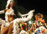 bailarina de candombe con tamboreros