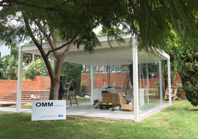 Vista del pabellón de cristal en construcción