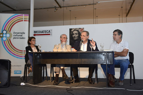 Mesa de autoridades en presentación de publicaciones de cultura