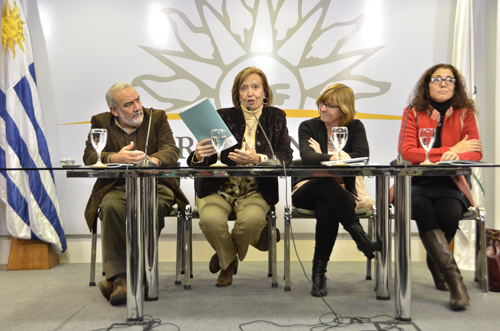 Ministra Muñoz junto a mesa de autoridades durante presentación