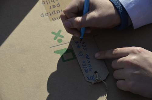 Niño escribiendo su deseo para el mundo