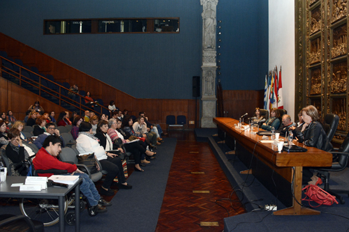 Público y mesa de debate en el Salón Azul de la IM 