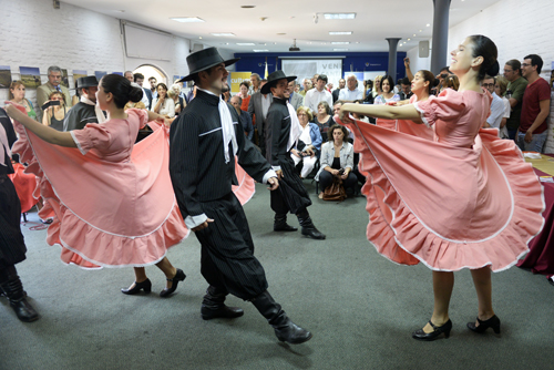 Cuerpo de Danza en ceremonia de cierre