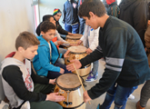 Niños tocando tambor