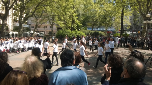 Intervenci&ograve;n art&iacute;stica de escolares en la plaza Libertad