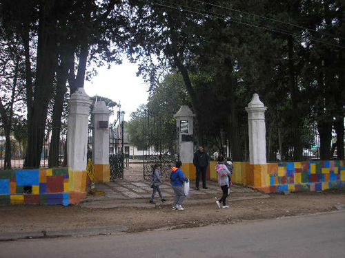 Escuela Experimental de Las Piedras fachada