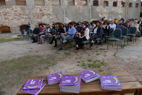 Presentes escuchando las palabras de las autoridades