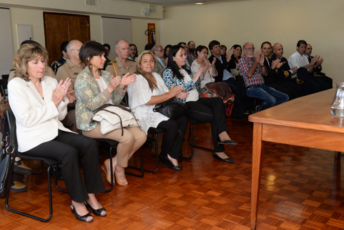 Directora junto a presentes