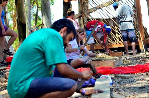 Jóvenes en huerta de San Gregorio de Polanco