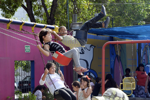 niños en hamacas